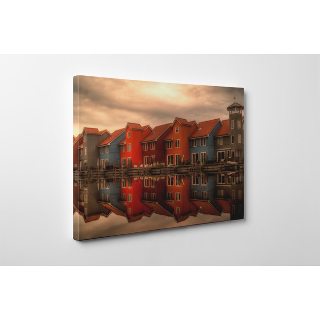 Színes házak a vízparton