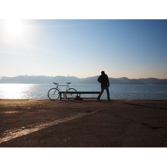 Biciklivel a vízparton