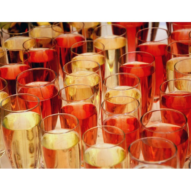 Pezsgős poharak felszolgálva